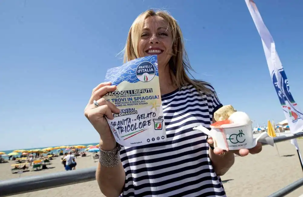 giorgia meloni spiaggia spiagge balneari 