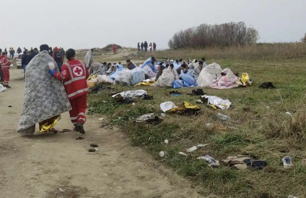 naufragio di migranti a steccato di cutro, crotone 