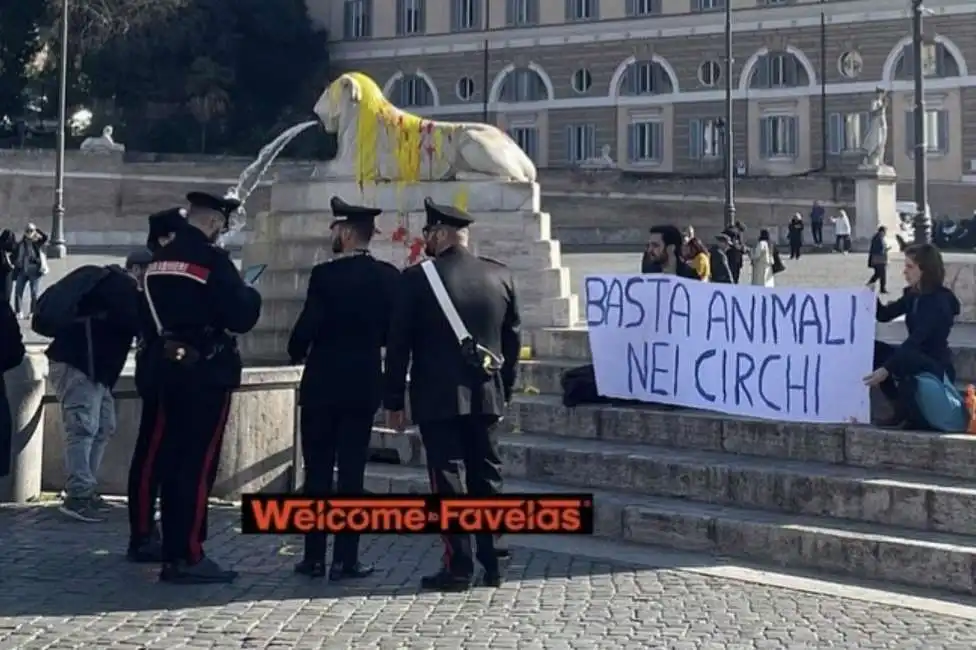 attivisti imbrattano la fontana di piazza del popolo