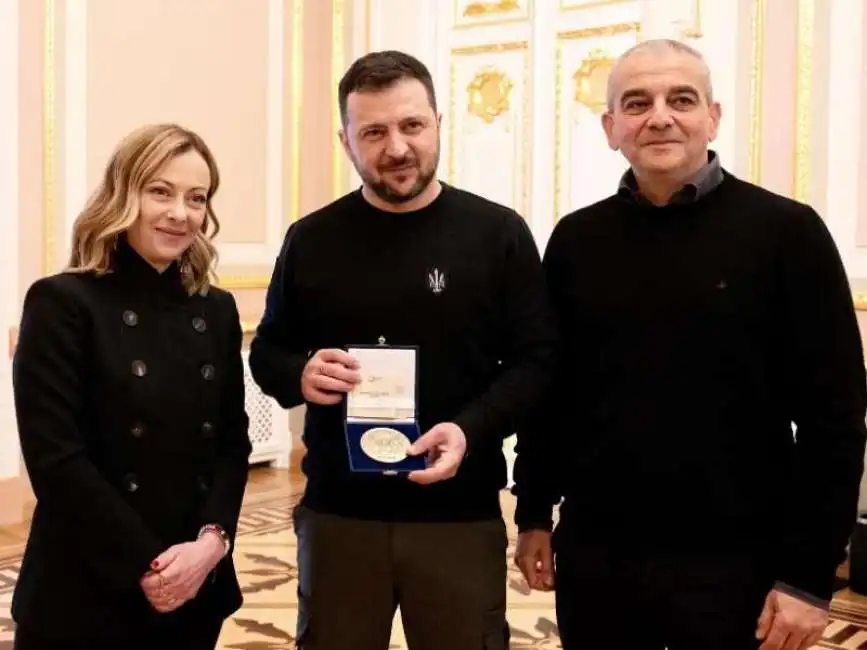 giorgia meloni volodymyr zelensky giovanbattista fazzolari a kiev