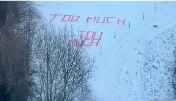 alpe di siusi alto adige scritte rosse contro l’invasione dei villeggianti 