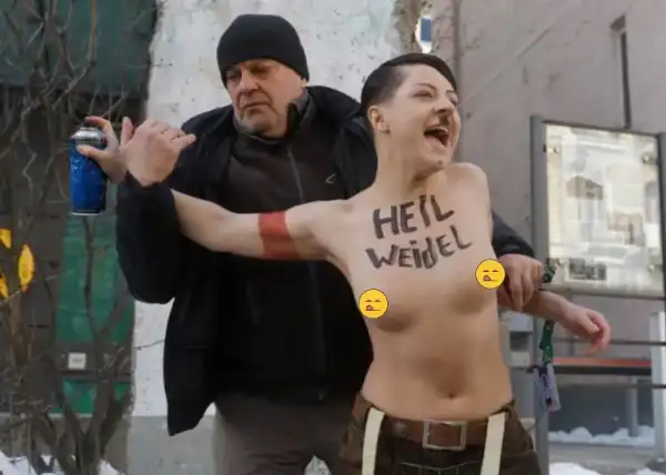 attivista delle femen protesta a kiev