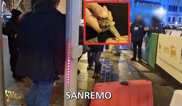 inviato di striscia la notizia gira per sanremo con un coltello