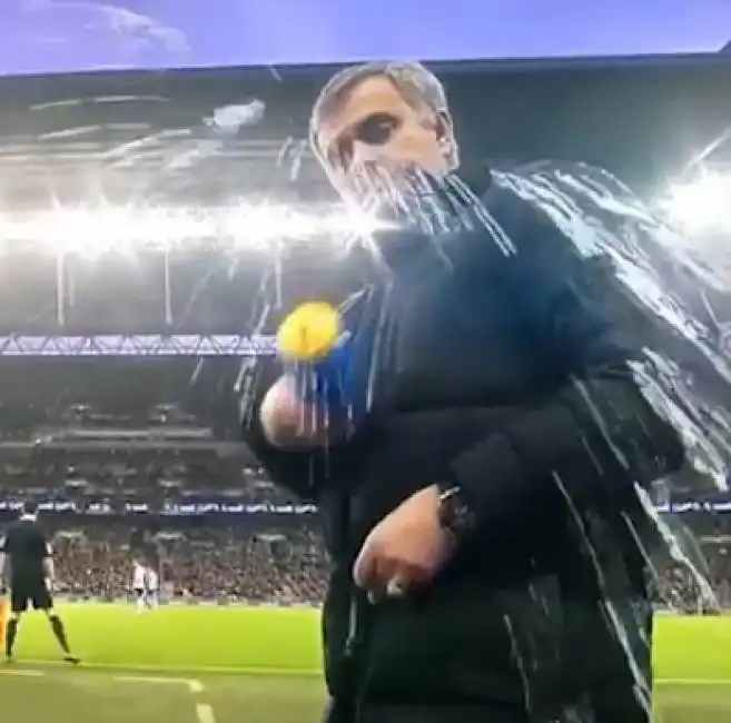 mourinho spruzza acqua telecamera