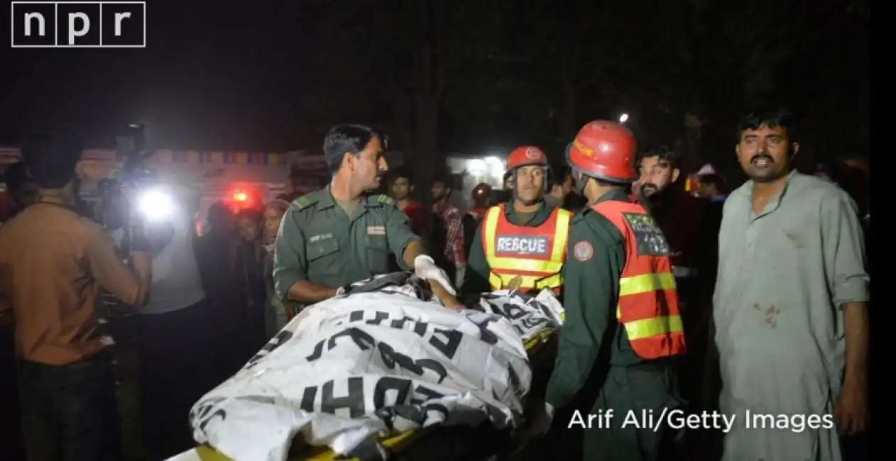 attentato kamikaze a lahore in pakistan -3