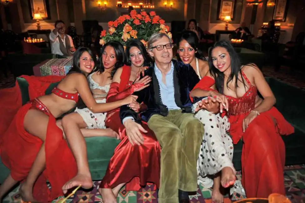 vittorio sgarbi con donne