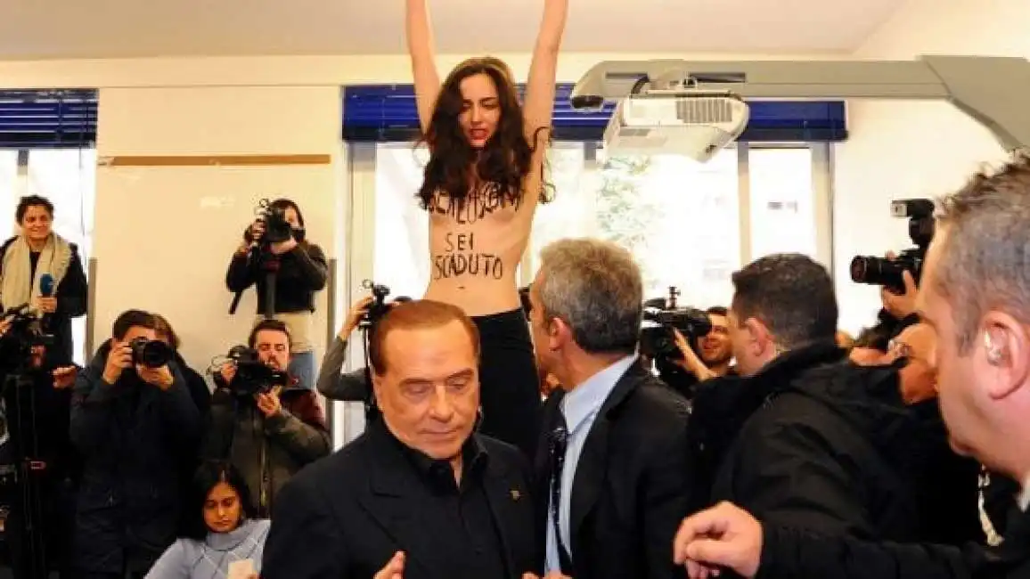 berlusconi contestato da una femen al seggio a milano