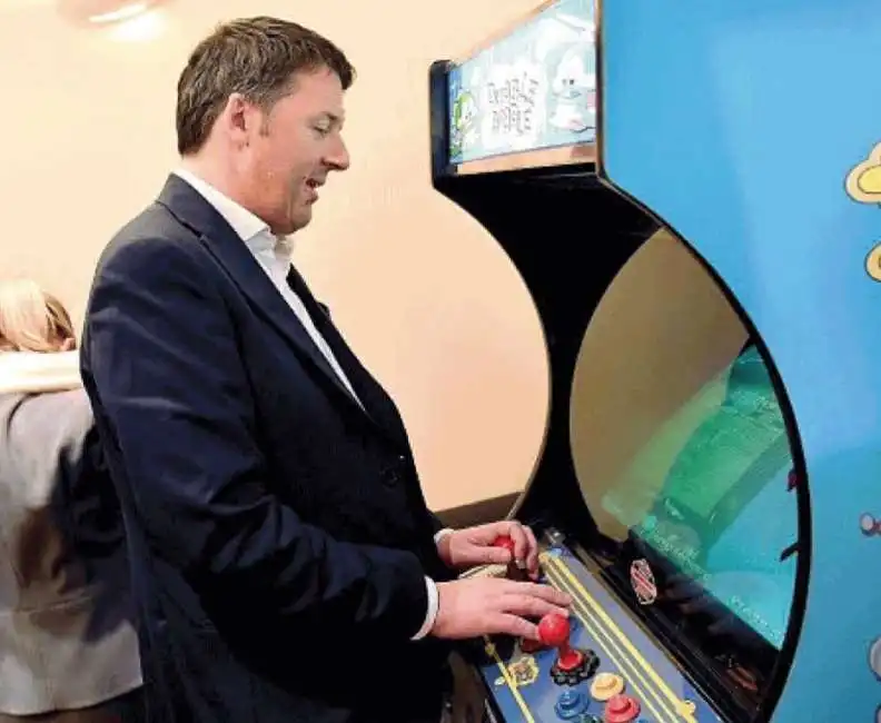 matteo renzi gioca ai videogame