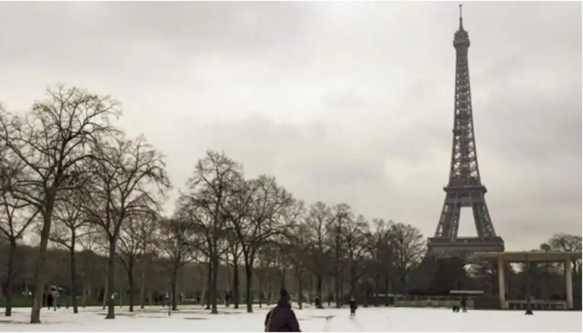 parigi neve