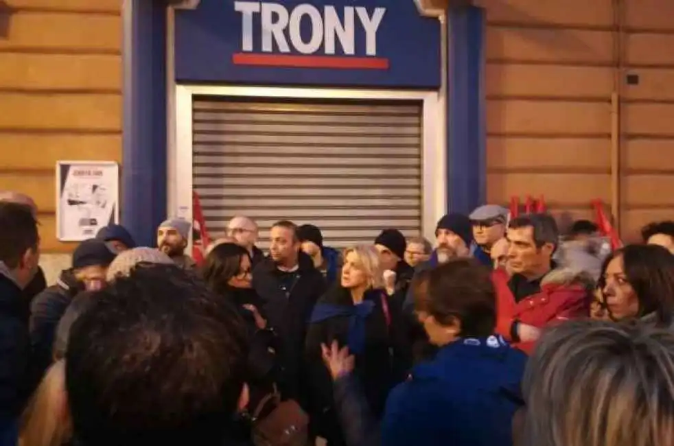 trony sit in lavoratori a bari