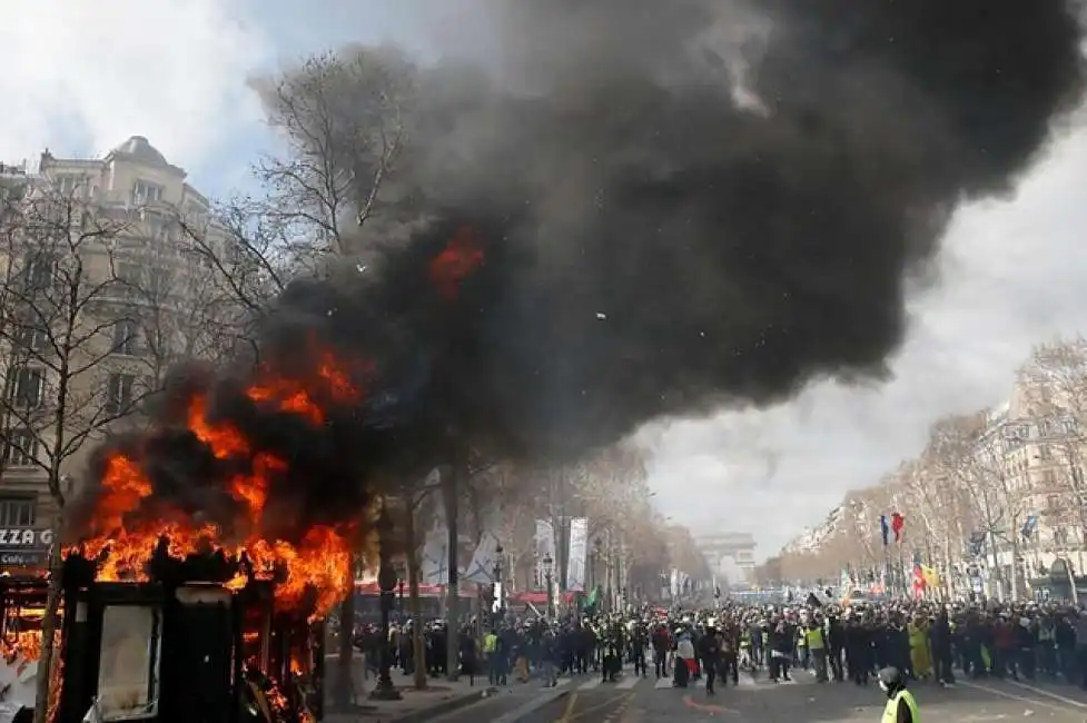 gilet gialli champs elysees