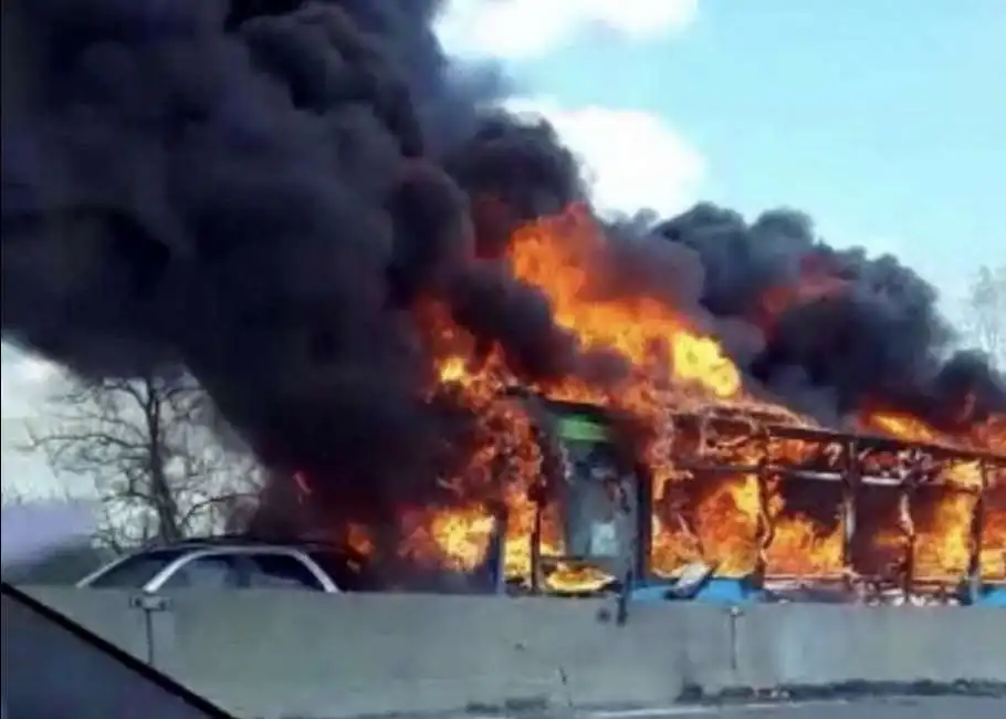 scuolabus fiamme incendio san donato milanese milano