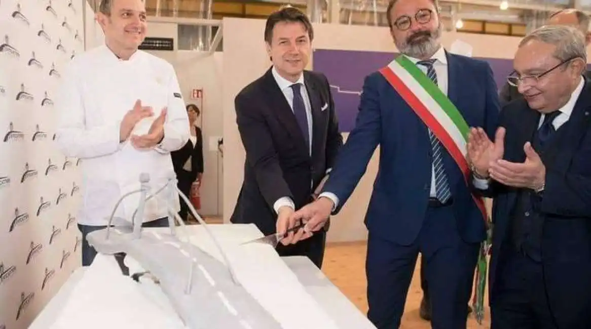 una torta a forma di ponte morandi giuseppe conte