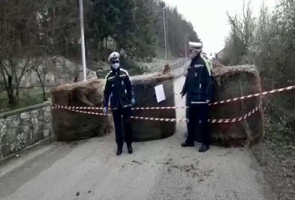 balle di fieno per bloccare le strade a monteleone di puglia coronavirus