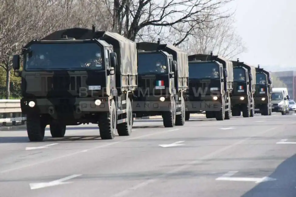 esercito a bergamo per portare via le bare coronavirus