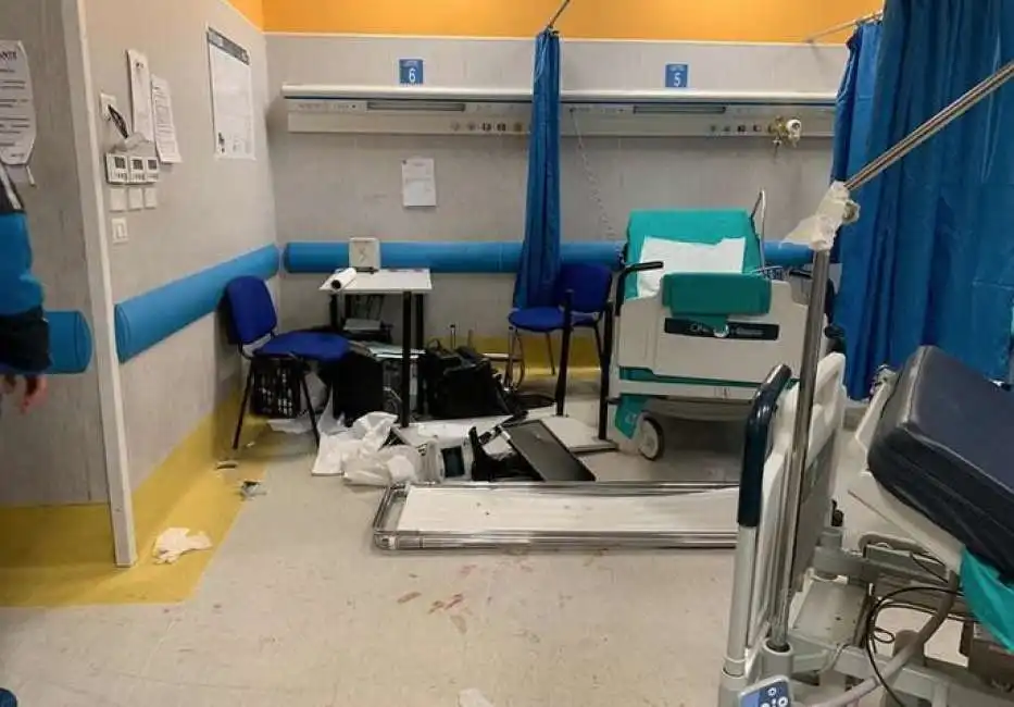 napoli, pronto soccorso devastato dai parenti del 15enne-7