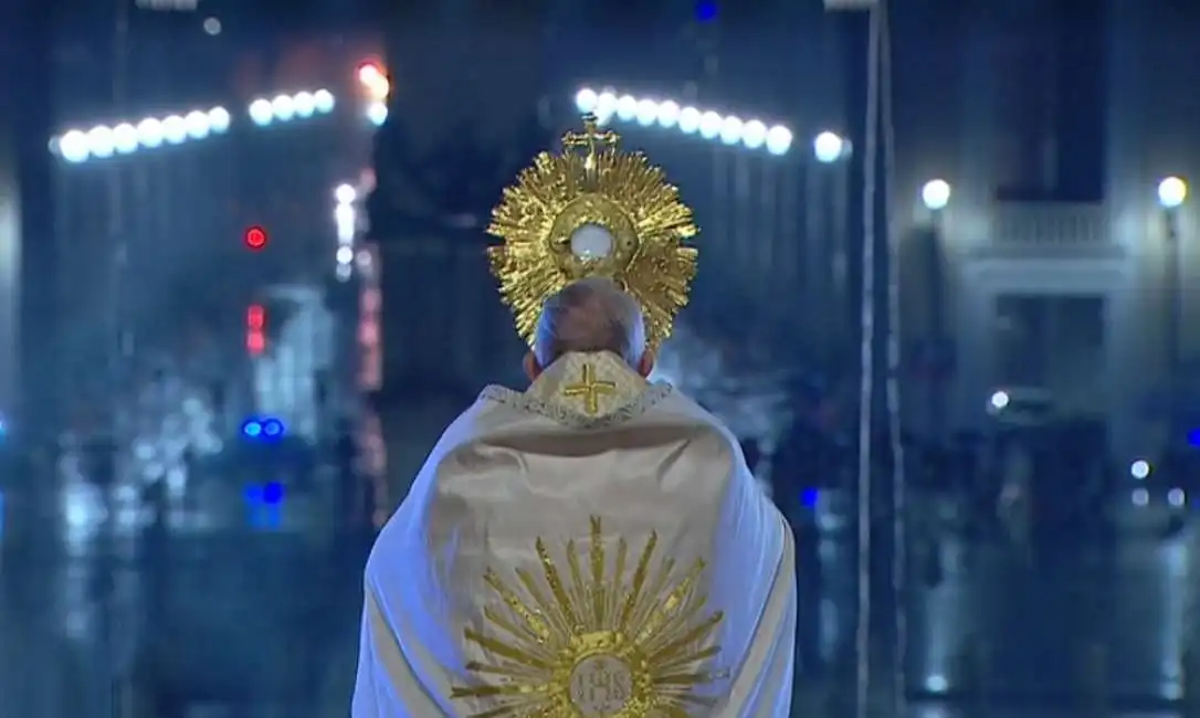 papa francesco da solo in-piazza-san-pietro