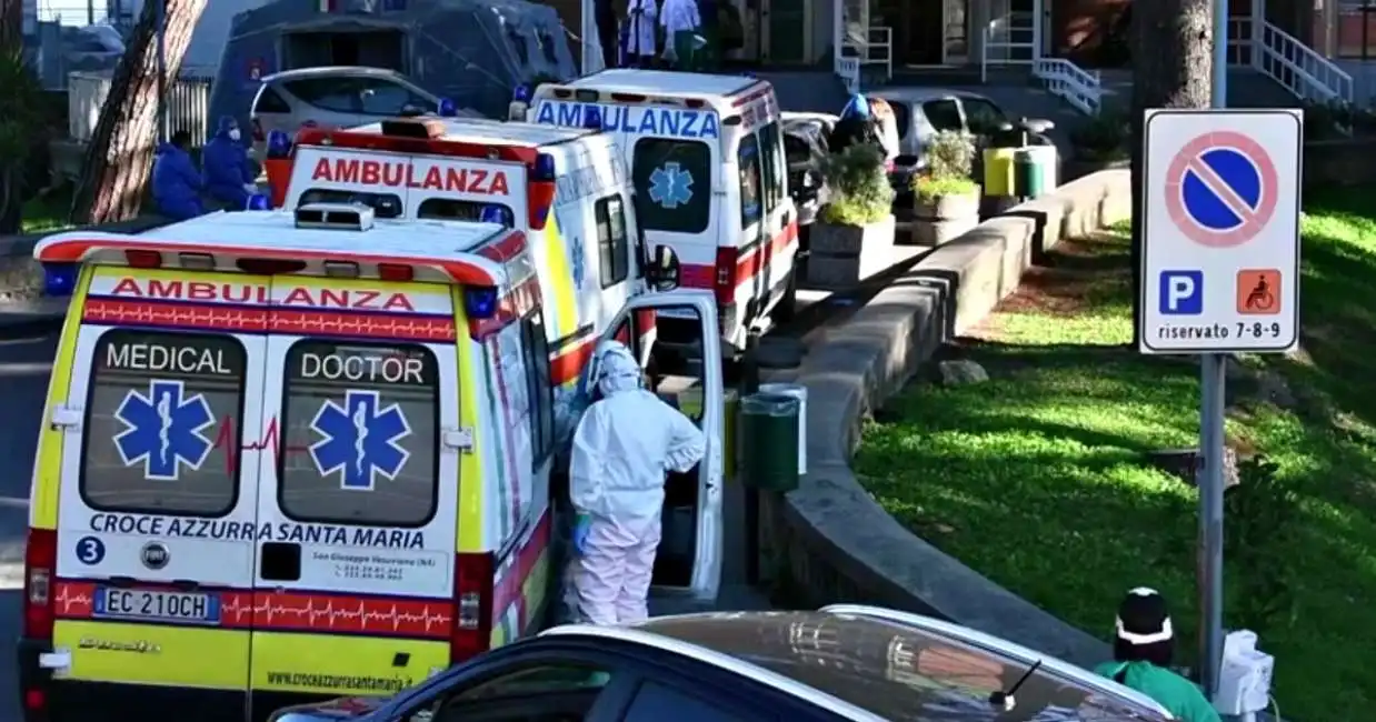 ambulanza covid a napoli