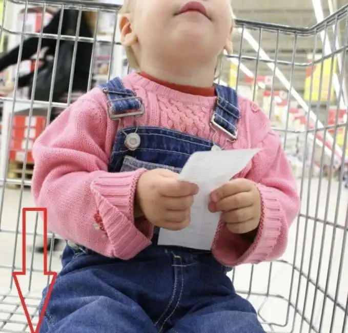 bambina carrello spesa supermercato