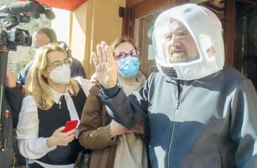 beppe grillo casco astronauta