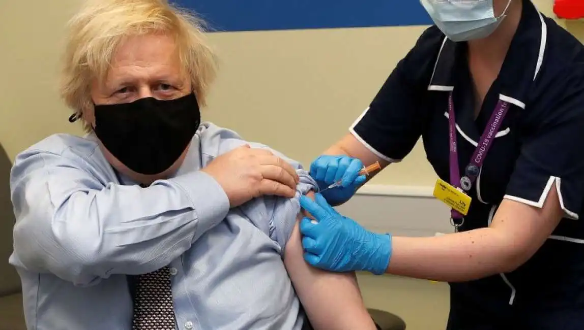 boris johnson vaccinato