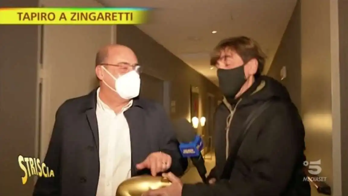 la consegna del tapiro a zingaretti 3