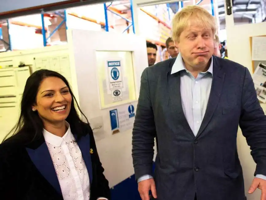 la ministra priti patel con il premier britannico boris johnson