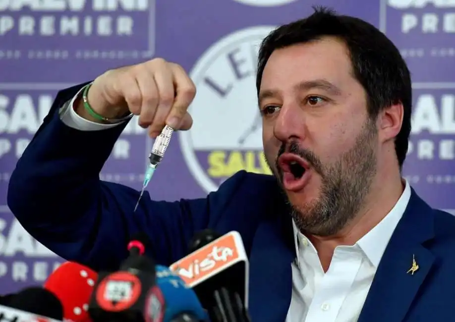 matteo salvini coronavirus vaccino vaccini siringa