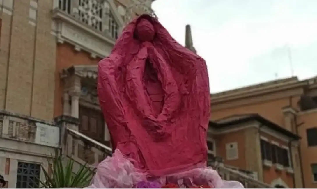 maxi vagina a roma in piazza sempione