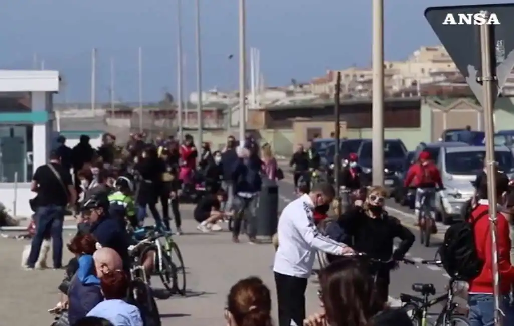 ostia assembramenti affollamento spiaggia lungomare domenica delle palme