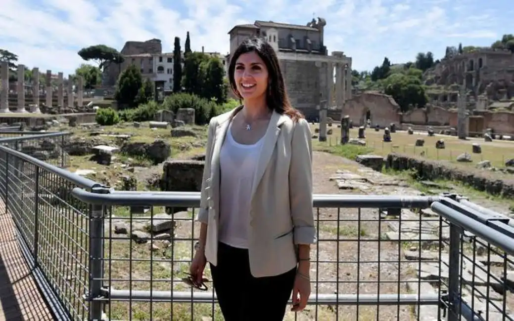 virginia raggi tra le rovine di roma