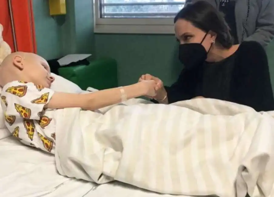 angelina jolie all'ospedale bambino gesu' di roma