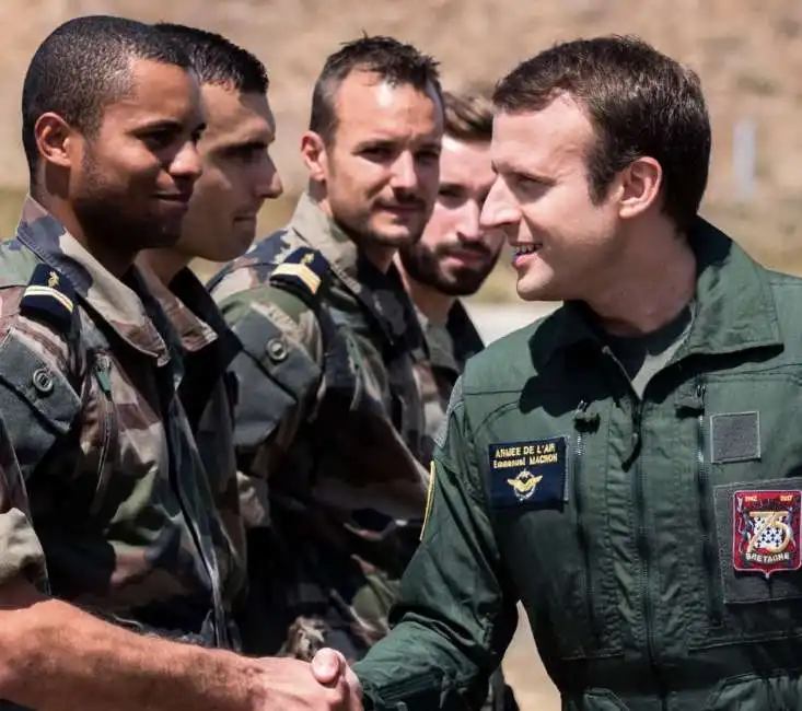 emmanuel macron soldati esercito 