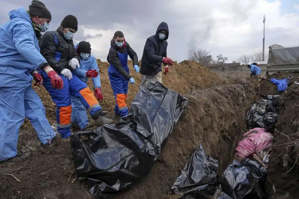 morti guerra ucraina fosse comuni