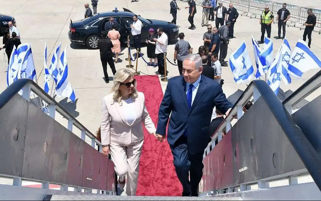 benjamin netanyahu moglie sara aereo aeroporto