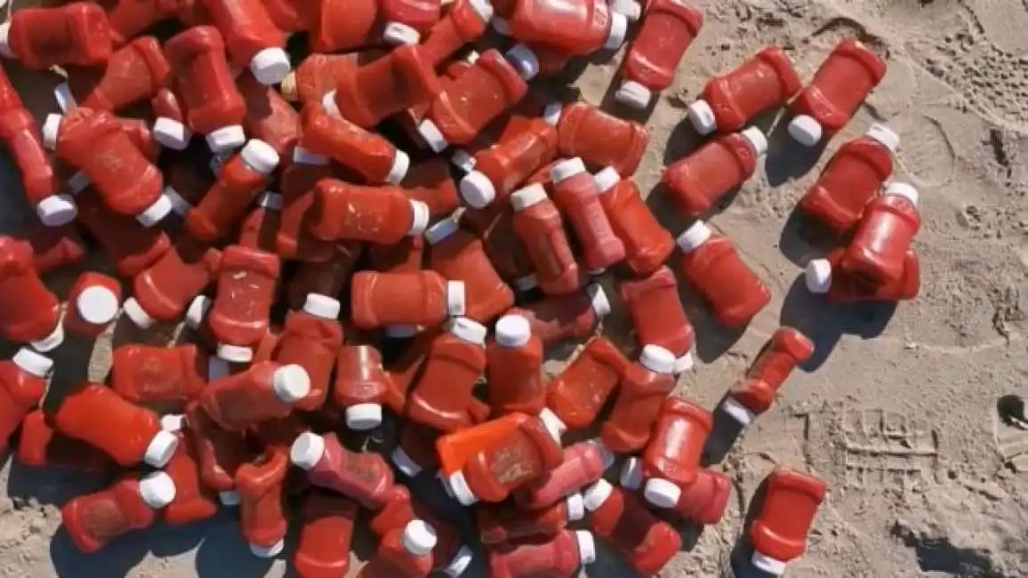 bottiglie di ketchup trovate in spiaggia puglia salento