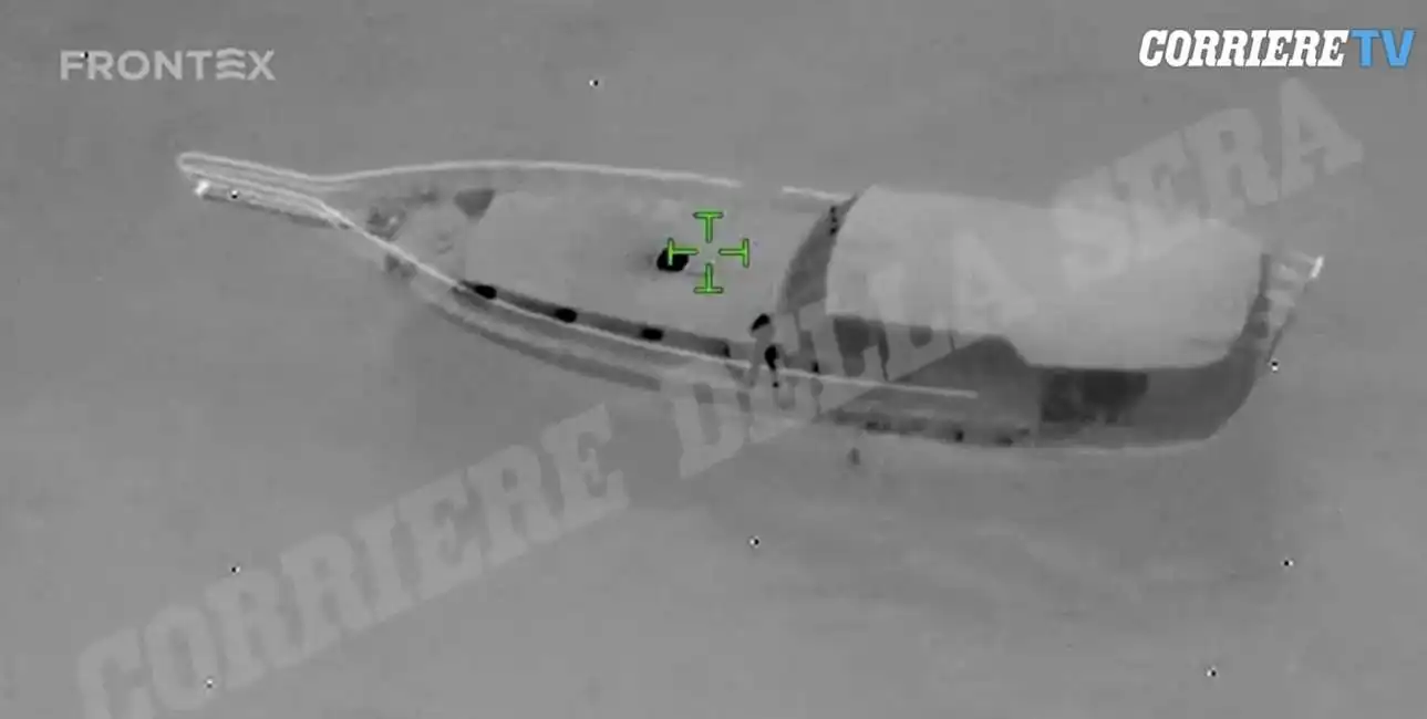 caicco video cutro strage migranti mar mediterraneo nave barca frontex