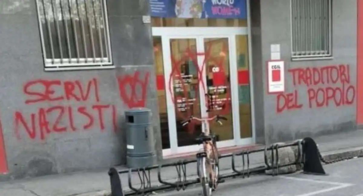 cgil brescia scritte nazisti 