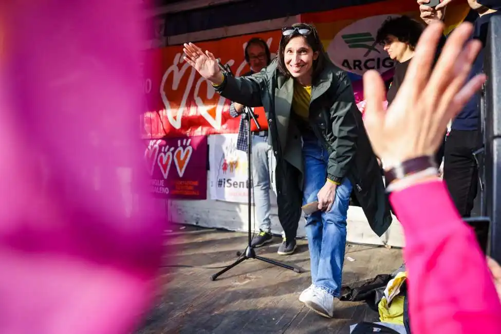 elly schlein alla manifestazione per le famiglie arcobaleno milano 