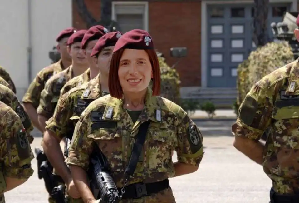 elly schlein soldato militare 