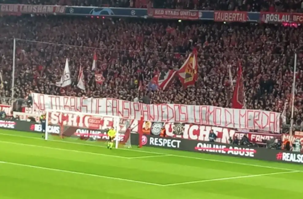 striscione dei tifosi del bayern contro piantedosi