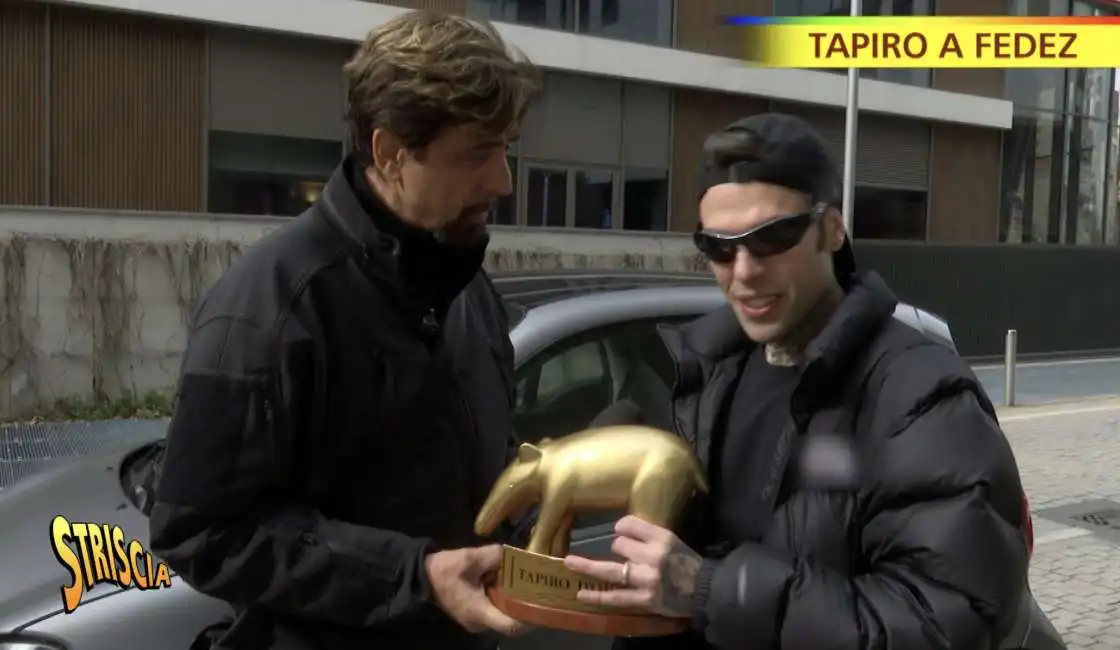 fedez riceve il tapiro d oro