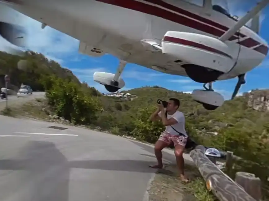 fotografia all aereo che decolla