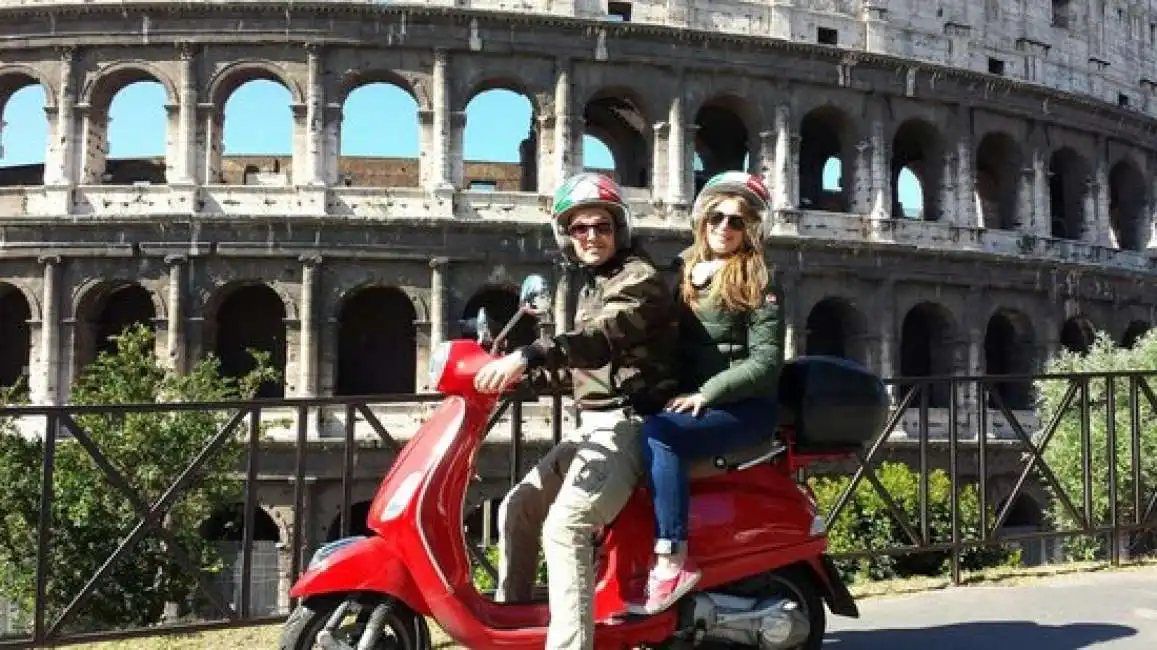 in vespa al colosseo