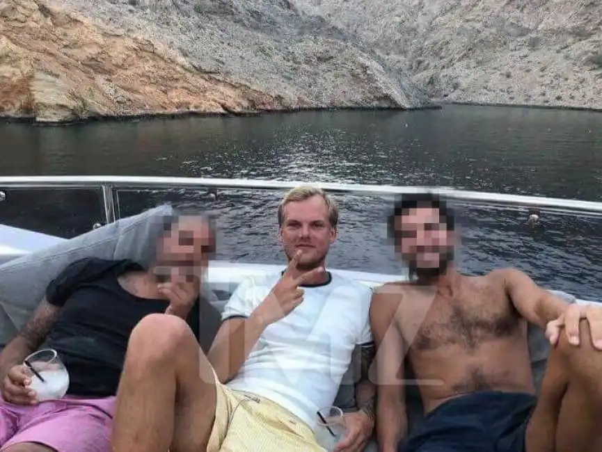 avicii su uno yacht in oman con un drink in mano