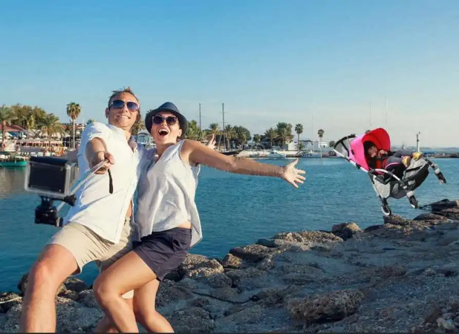 selfie mare passeggino distrazione genitori bambino