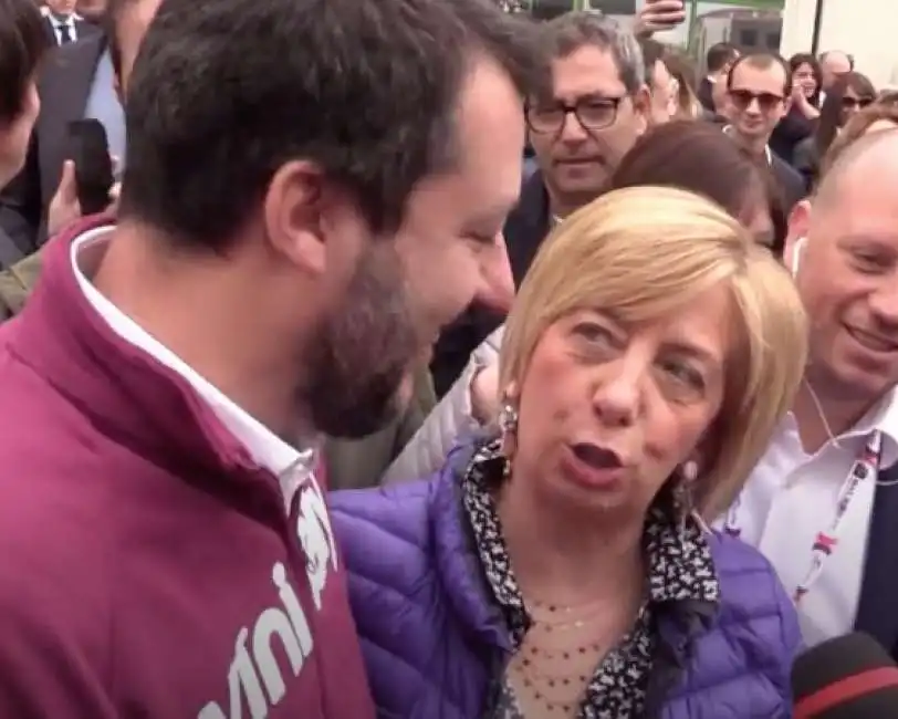 vinitaly - salvini e la signora che gli chiede di mollare di maio