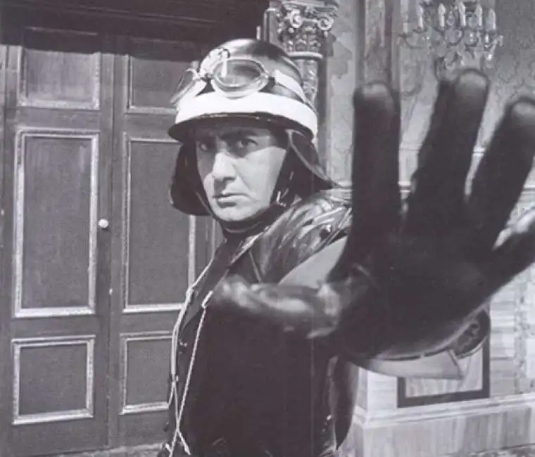 alberto sordi il vigile