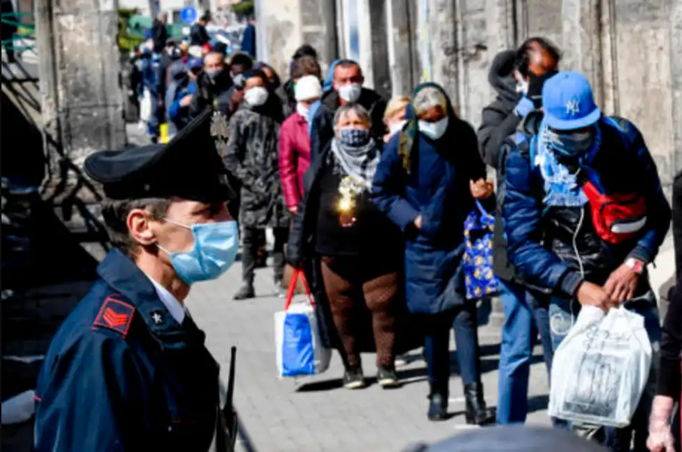 fila alla mensa della chiesa