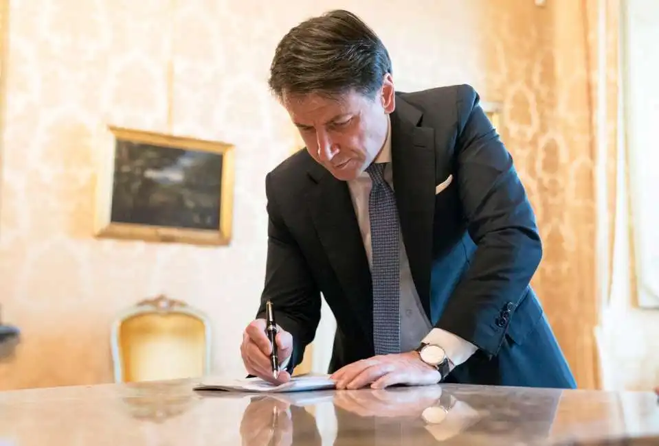 giuseppe conte pieni poteri decreto firma